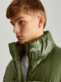 Zielona kurtka puffer o skróconym kroju z błyszczącego materiału